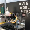 Vista detalle acolchadora Visdeltex VT 4002. Puente de la máquina y parte trasera del cabezal con servomotor y soporte para cono de hilo