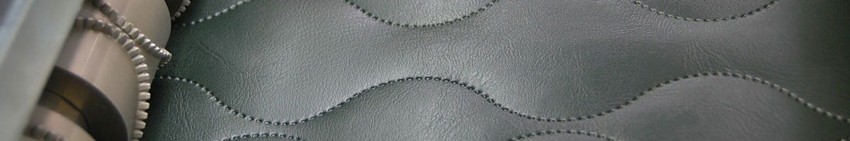 Detalle de tejido sintético con patrón circular grabado mediante tecnología de soldadura por ultrasonidos.