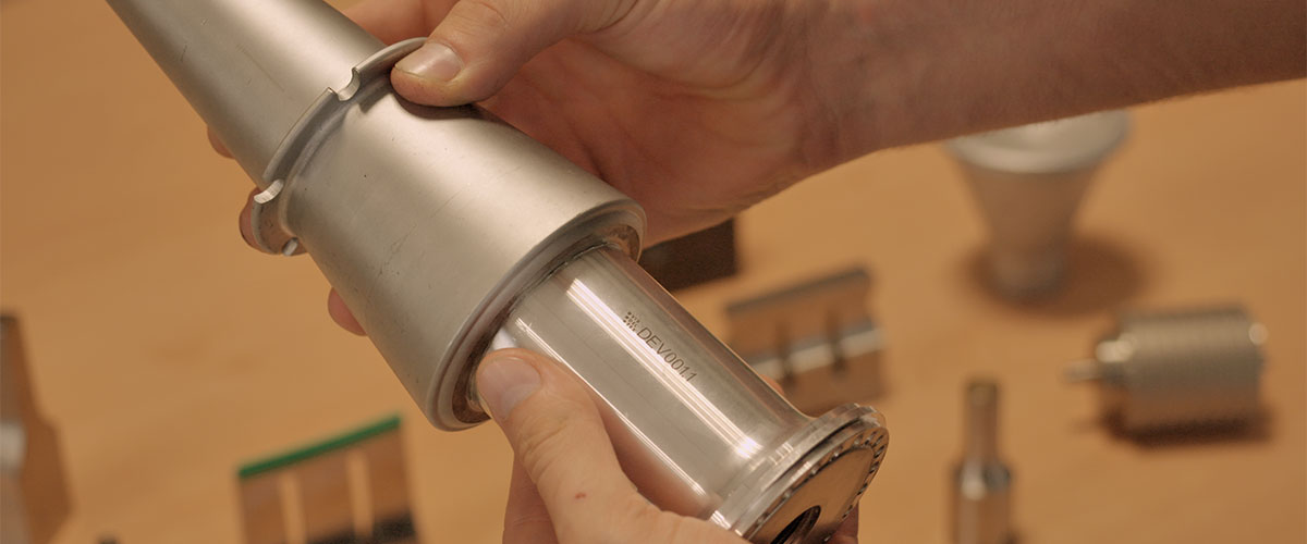 Amplificador mecánico o booster VTX para la regulación de amplitud en sistemas de soldadura ultrasónica industrial.