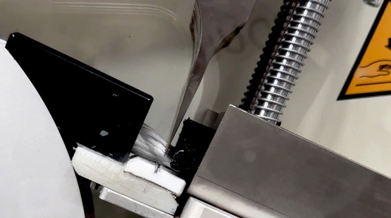Detalle de sistema de corte por ultrasonidos seccionando y sellando una cuerda de nylon de gran espesor para uso naval.