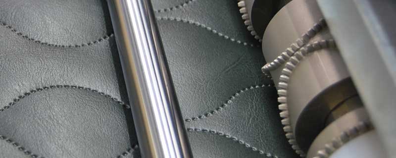 Detalle del proceso de soldadura por ultrasonidos en el cierre inferior de tubos de plástico para la industria cosmética y dental.