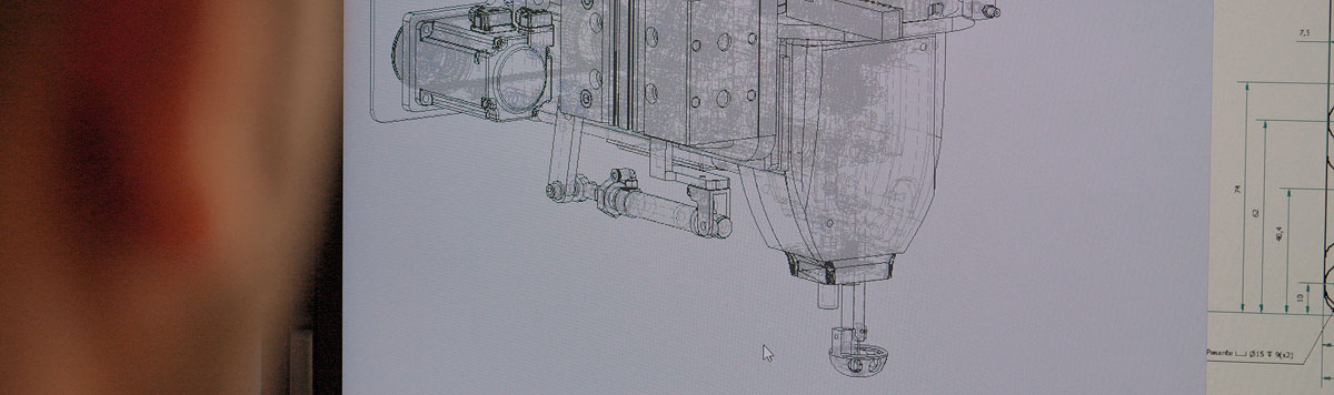 Software de diseño técnico CAD mostrando el modelado 3D de un cabezal de costura para fabricación propia
