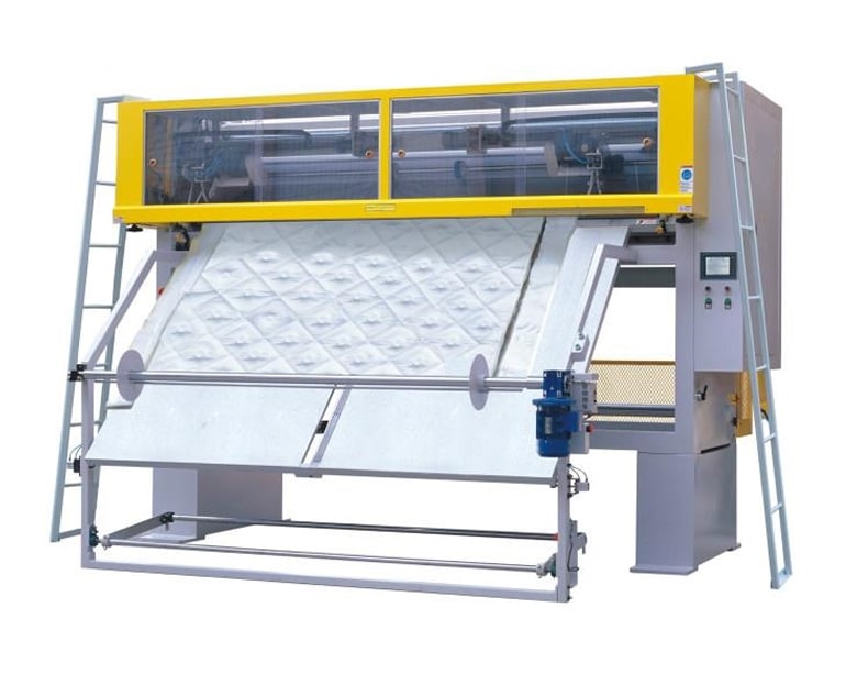 Vista completa de la máquina automática especializada en el corte longitudinal y transversal de tejido acolchado, incluyendo el sistema de alimentación y el enrollador del producto final.