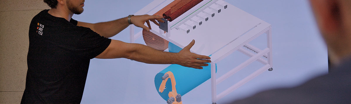 Ingeniero explicando un proceso industrial mediante una simulación y animación 3D detallada de la maquinaria en una pantalla.