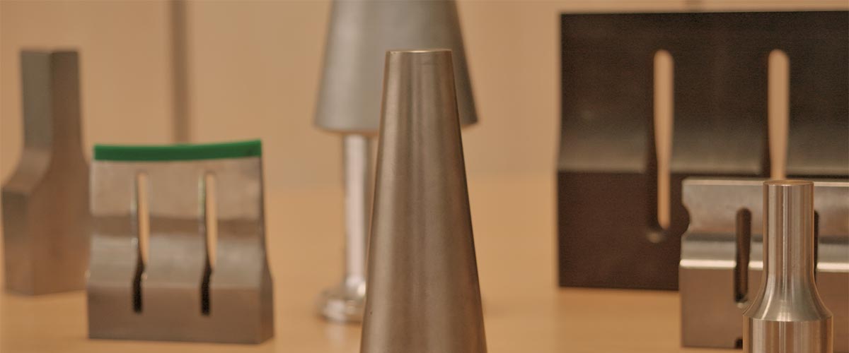Colección de sonotrodos de titanio y acero con diferentes geometrías para aplicaciones de corte y soldadura ultrasónica.